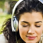 Медики: слушать музыку в наушниках опасно