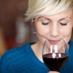 Как задержать старение: выпейте бокал вина