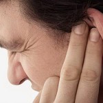 Причины появления серной пробки в ухе