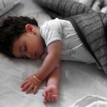 Почему ребенок может во сне потеть