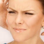 Серная пробка в ухе: причины, симптомы, действия