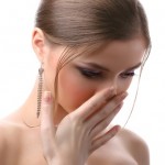 Неприятный запах изо рта: почему появляется и как устранить