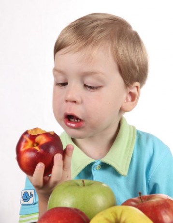 Ребенок с фруктами