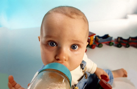 Как правильно кормить малыша из бутылочки