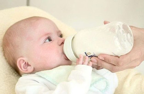 Кормим малыша из бутылочки