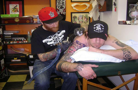 Почему мужчины делают татуировки