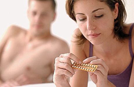 Противозачаточные таблетки толкают женщин к скучным мужчинам