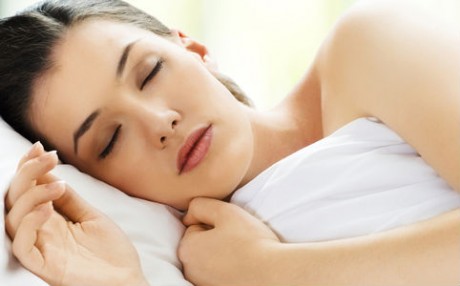 Исследование: женщины не любят объятия перед сном  