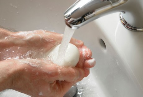 Промыть кожу теплой водой с мылом