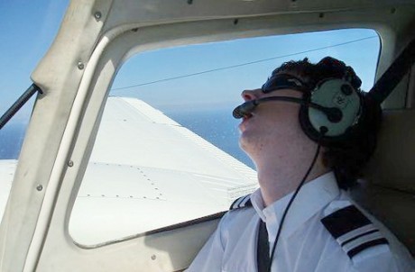 Исследование: один из четырех пилотов спит на работе