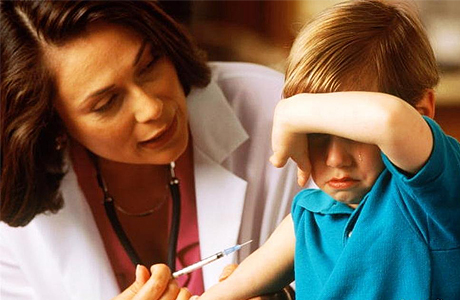 Лечить простуду у детей лекарствами: есть риск
