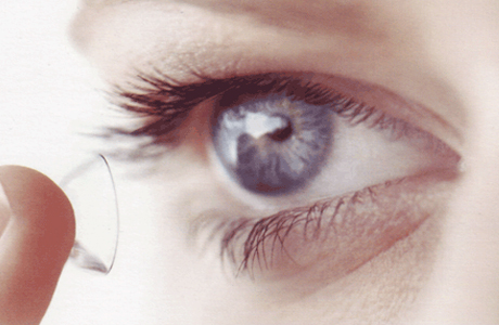 Спровоцировать появление кератита способно инородное тело (крошечные пылинки) между глазом и линзой